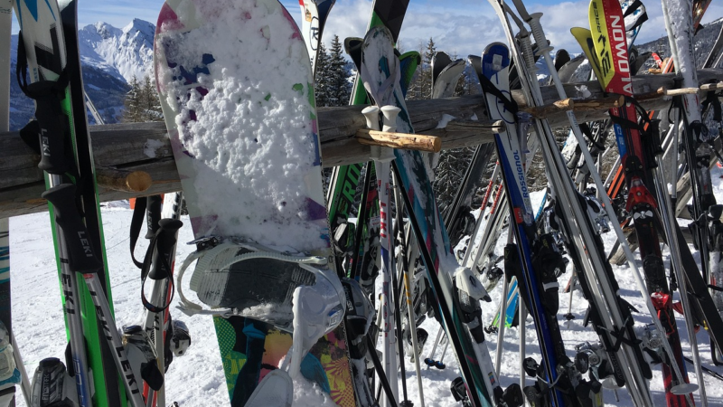 Ski, Snowboard, Stöcke: begehrtes Diebesgut