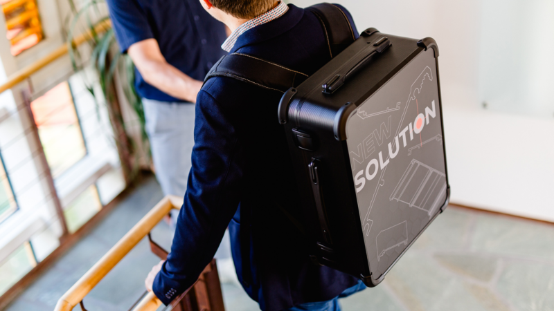 Der neue X-PCK Rucksack Koffer vereint Mobilität und Komfort mit einer hochwertigen Werbefläche