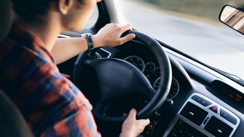 Oft eine Straftat: Mit dem Nachwuchs Autofahren üben