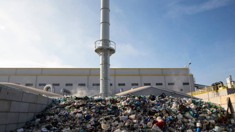 Recyclinghöfe und Abfallbehandlungsanlagen vor Bränden schützen