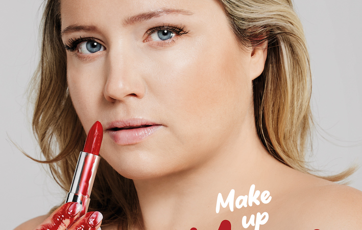 Schauspielerin Caroline Frier stellt eindringliches PETA-Motiv gegen Tierversuche für Kosmetikprodukte vor: „Make up your mind!“