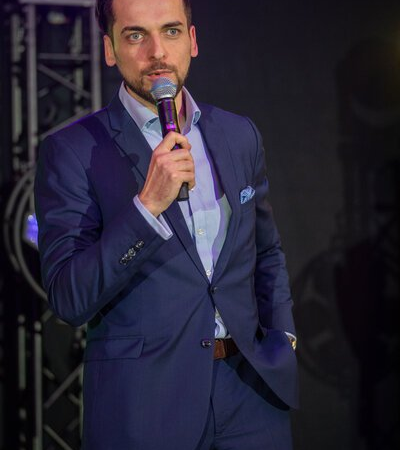 Redekunst für Reichtum: Armin Dzubur brilliert beim International Speaker Slam in Wiesbaden vor weltweiter Rednerelite.
