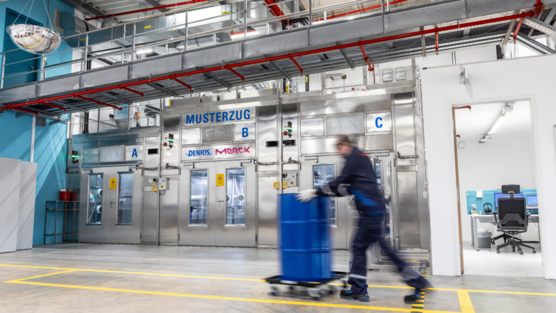 DENIOS entwickelt Musterzug für Merck: Neue Maßstäbe in der sicheren Handhabung von Gefahrstoffen