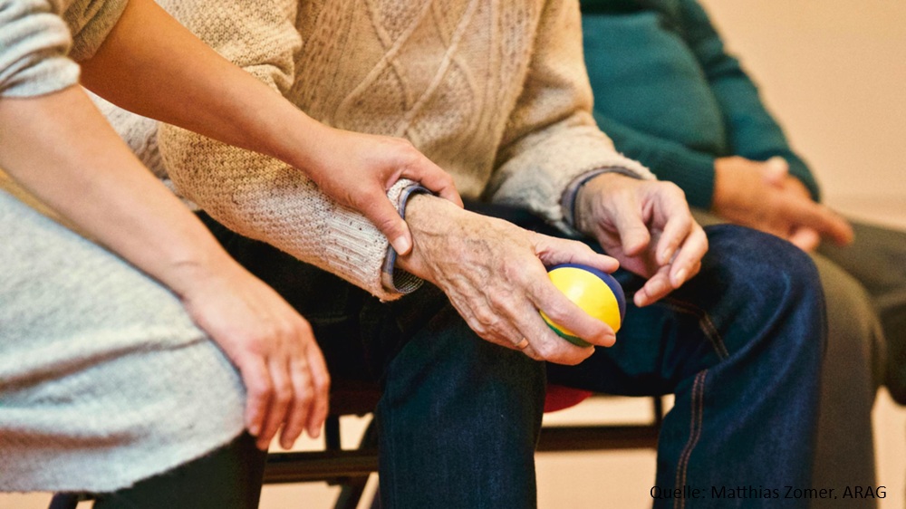 ARAG Verbrauchertipps zum Tag der Pflegenden