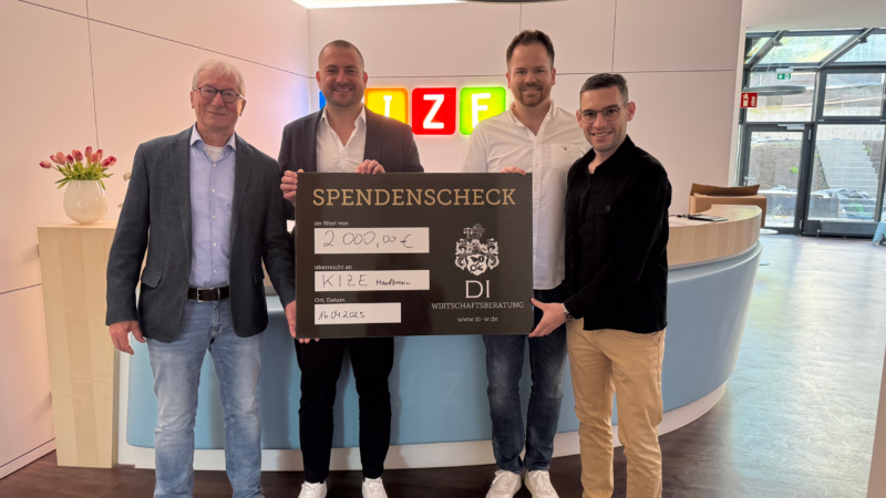 „Tolle Rolle“ – DI Wirtschaftsberatung spendet Erlös aus Geschenkpapierverkauf an Kinderzentrum Maulbronn