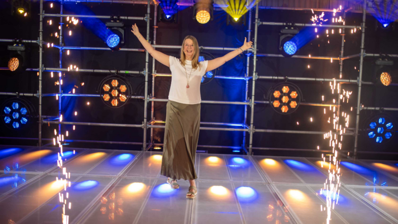 Ganzheitliche Gesundheit im Fokus: Qi-Expertin Beate Wolf gewinnt Excellence Award beim International Speaker Slam