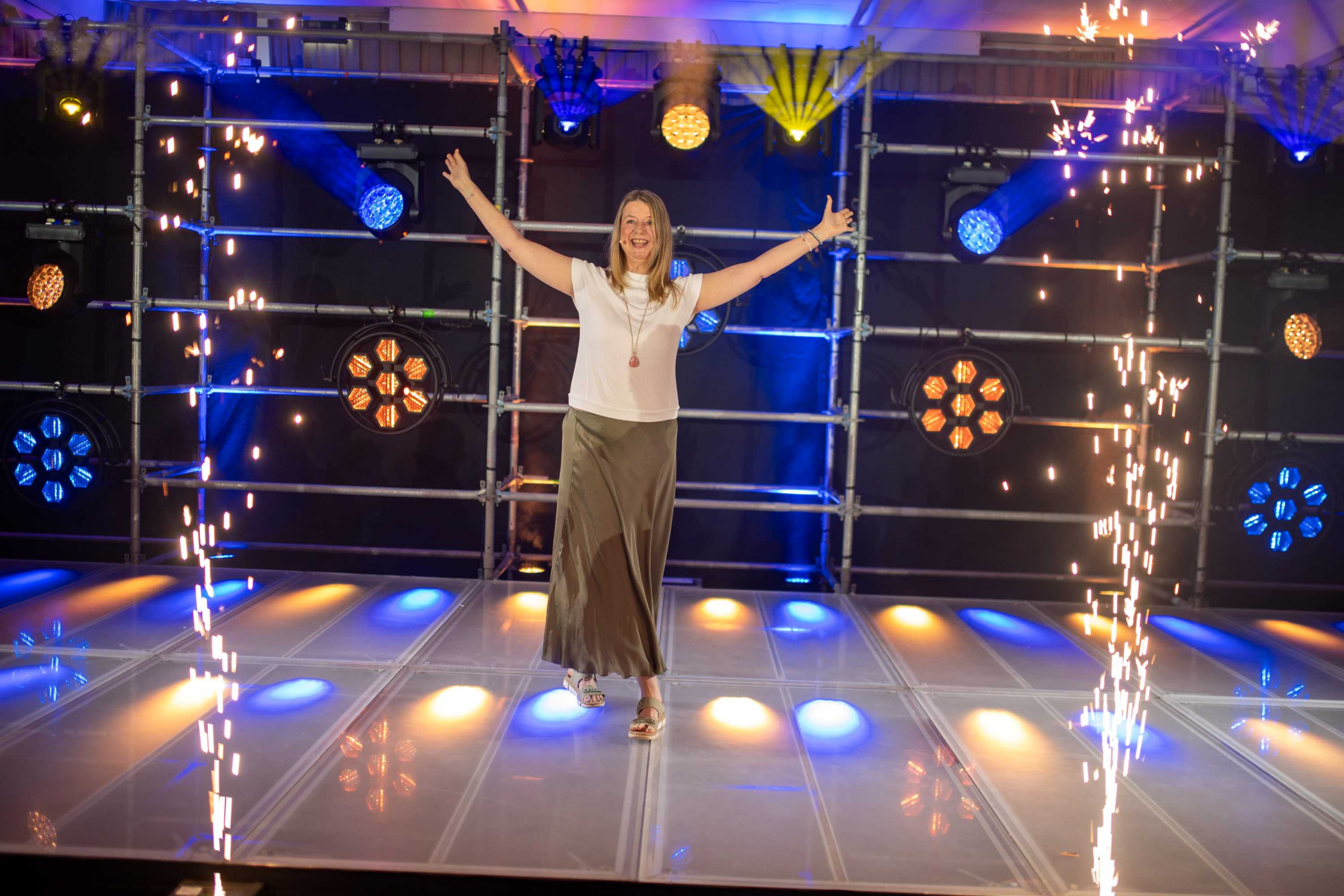 Ganzheitliche Gesundheit im Fokus: Qi-Expertin Beate Wolf gewinnt Excellence Award beim International Speaker Slam