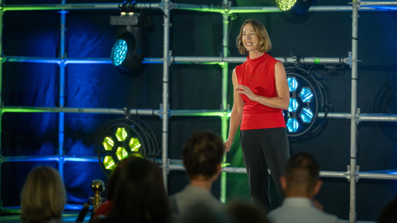 Motivation statt Mikro-Management – Bonnerin erhält den Excellence Award beim Speaker Slam