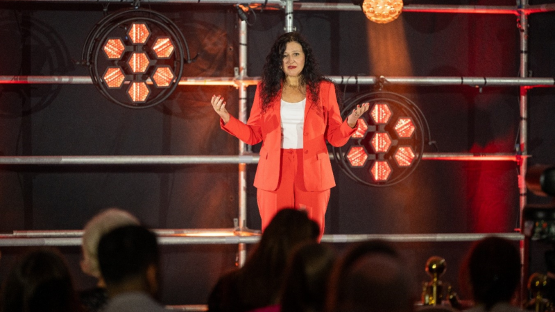 Wiesbadener Expertin Szilvia Keilani überzeugt beim International Speaker Slam mit Plädoyer für Vielfalt als Wirtschaftsfaktor
