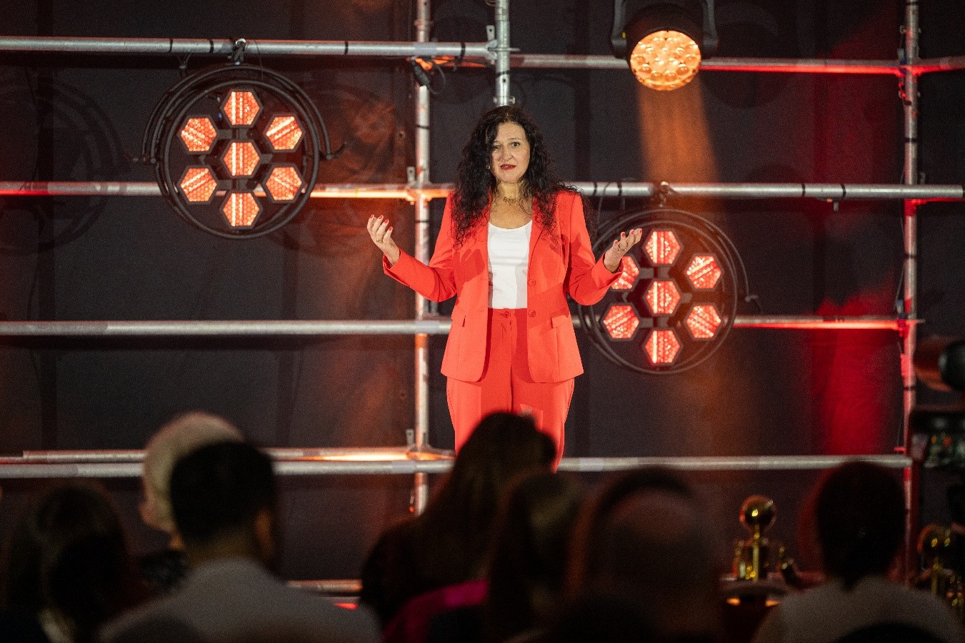 Wiesbadener Expertin Szilvia Keilani überzeugt beim International Speaker Slam mit Plädoyer für Vielfalt als Wirtschaftsfaktor
