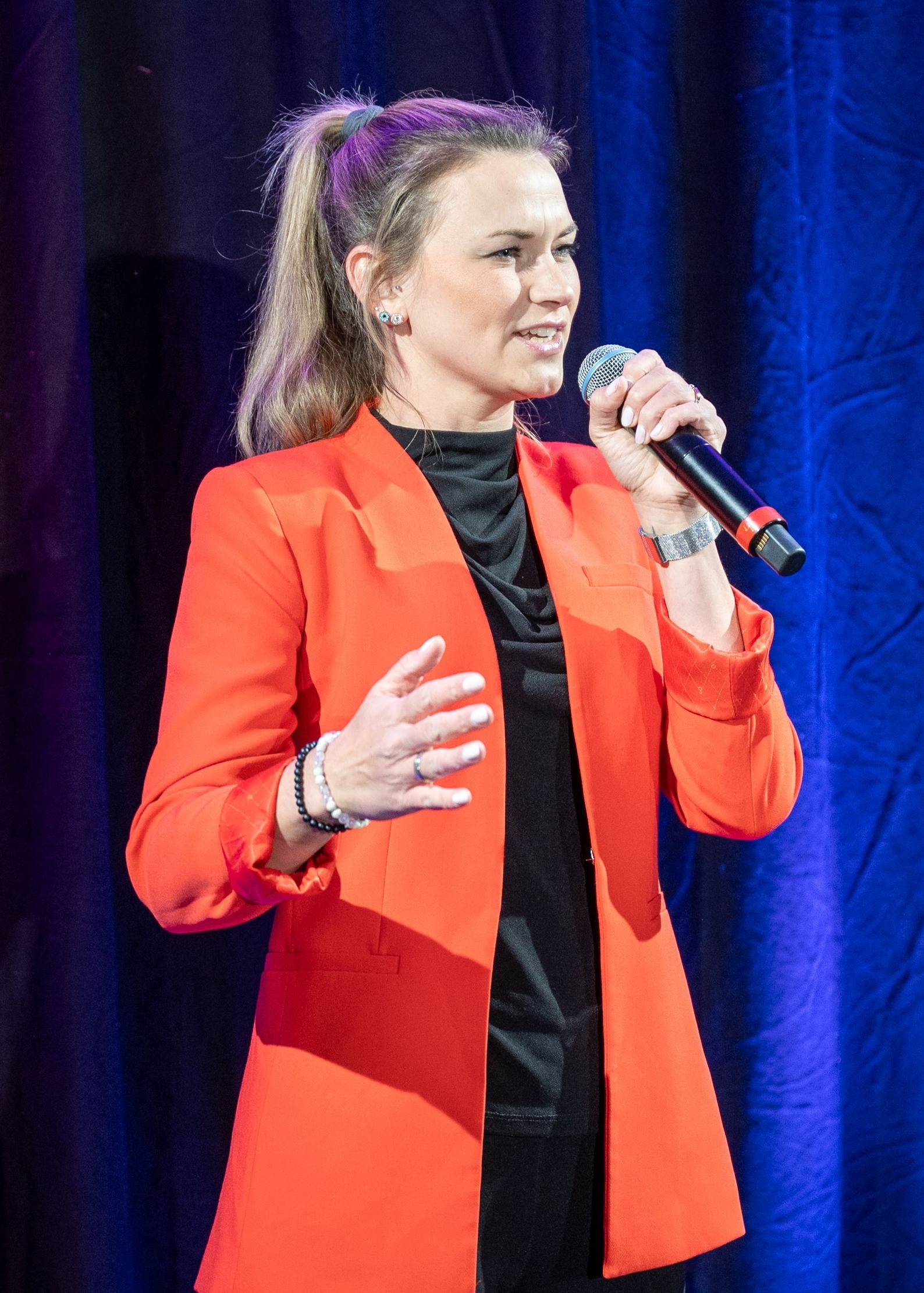Jessica Franke: Resilienz-Expertin aus Helmbrechts überzeugt beim Internationalen Speaker Slam