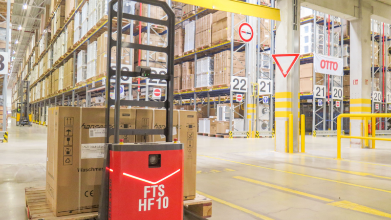 Hermes Fulfilment setzt im Logistikzentrum Löhne für den Palettentransport zum ersten Mal autonome mobile Roboter ein