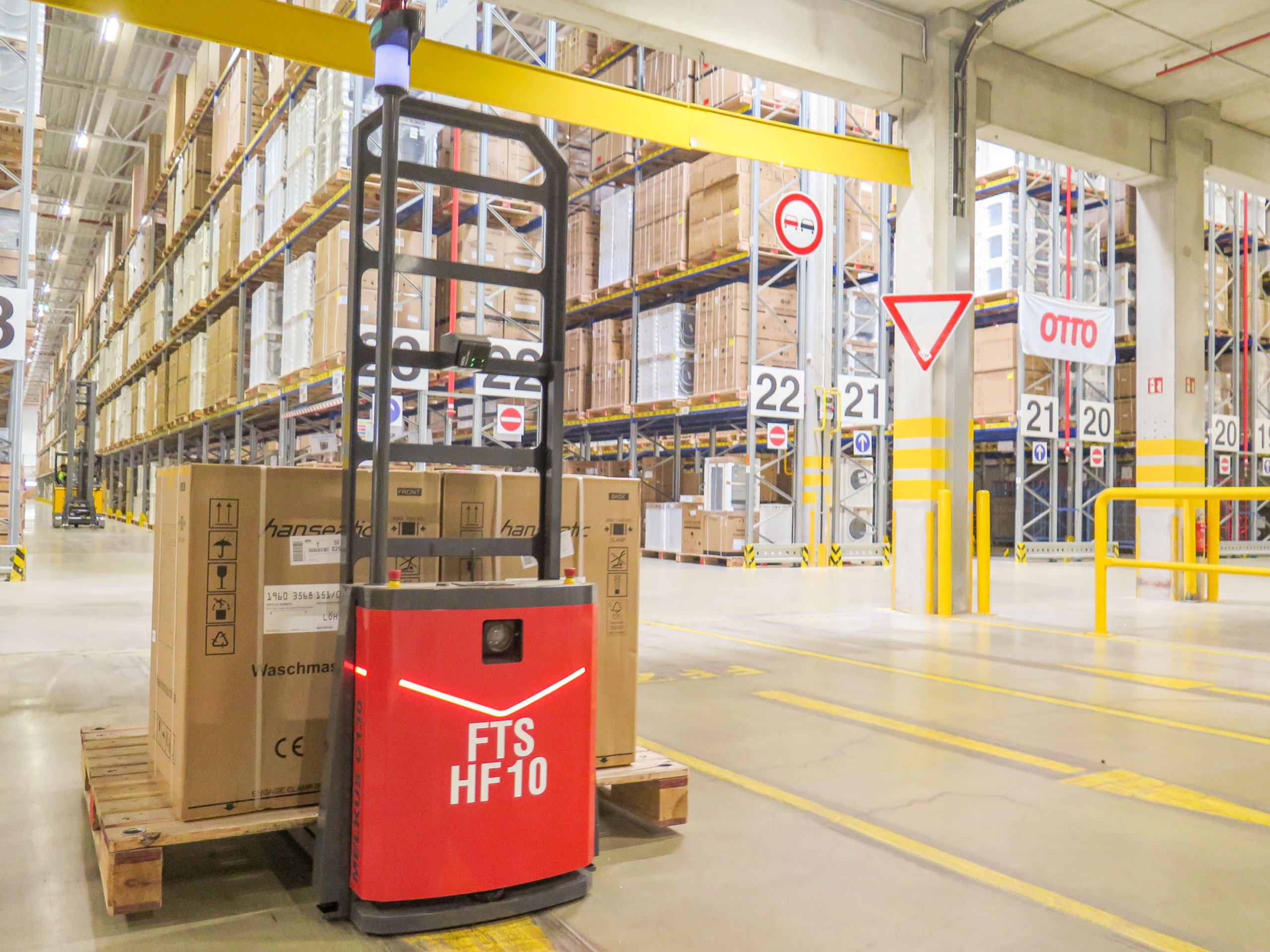 Hermes Fulfilment setzt im Logistikzentrum Löhne für den Palettentransport zum ersten Mal autonome mobile Roboter ein