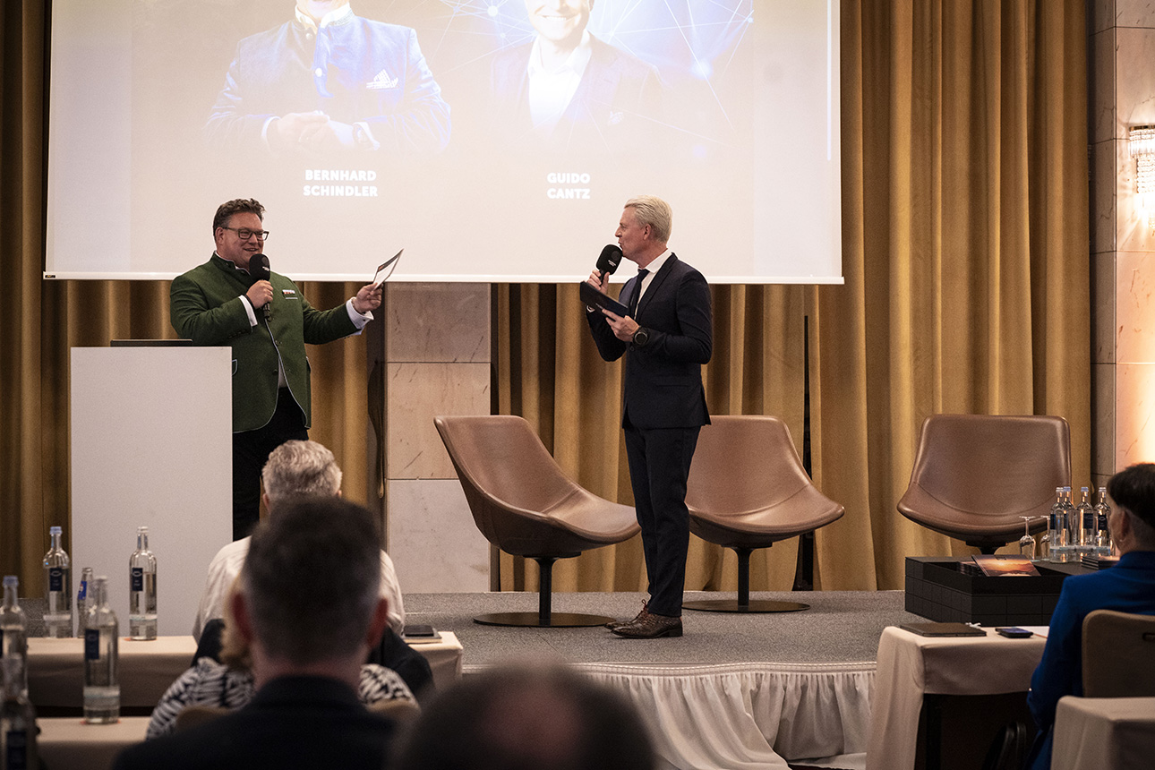 Guido Cantz feiert Pitch-Feuerwerk mit 700 Matches!