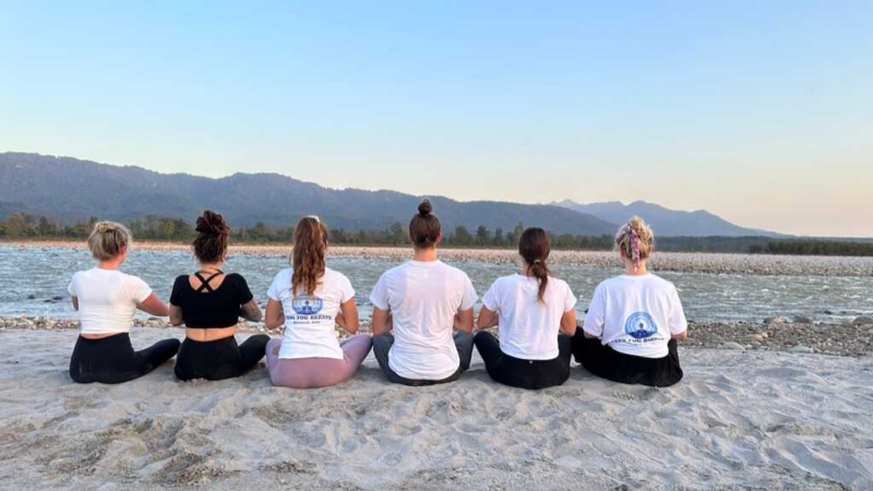 Mit Online Yoga Teacher Training den Sommer genießen