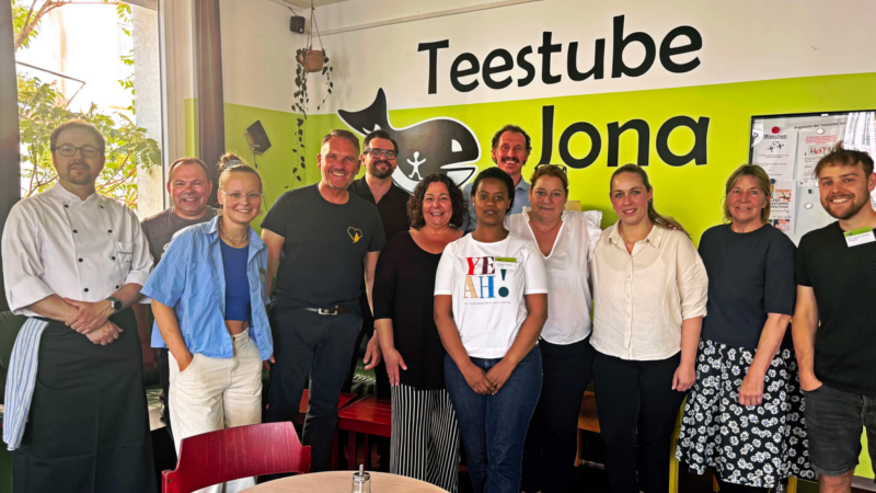 Das „Accor Cities Network Frankfurt“ veranstaltete Abendessen für Wohnungslose in der Teestube Jona
