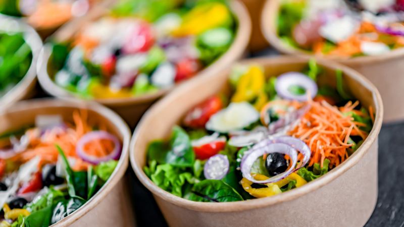 Leckere Salatvariationen als leichte Snackalternative an heißen Tagen immer beliebter