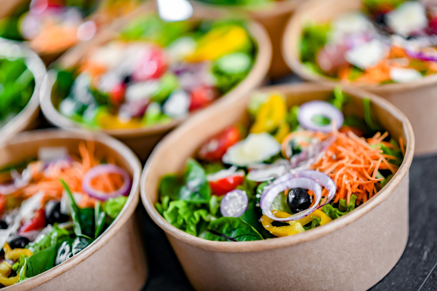 Leckere Salatvariationen als leichte Snackalternative an heißen Tagen immer beliebter