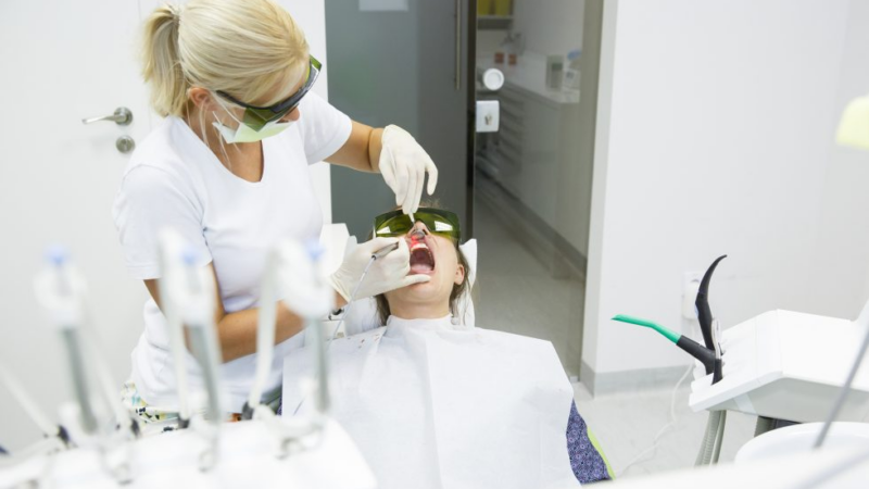 Laser/Dental-Diodenlaser in der Zahnmedizin: Wie diese Technologie Behandlungen präziser und schonender macht