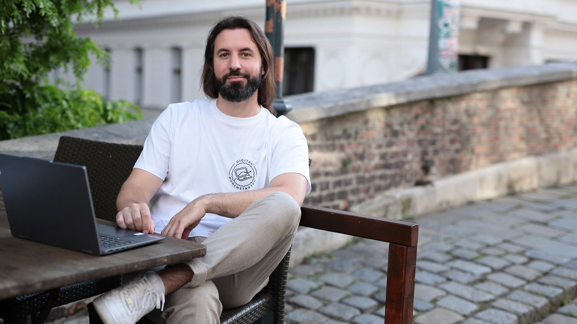 Digital-durchstarten.com: Jeder postet – aber kaum jemand verdient damit