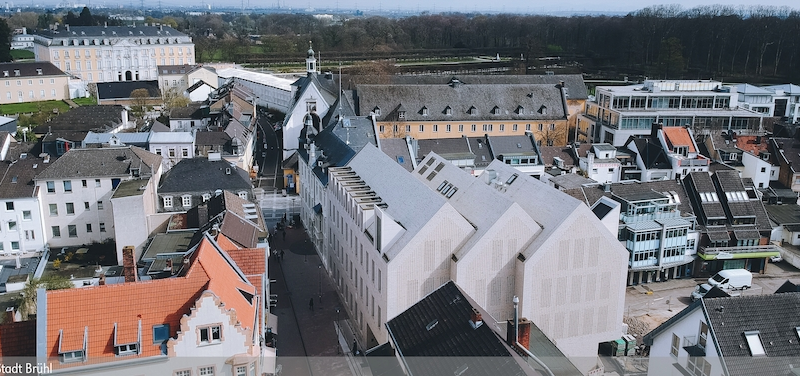 Verbindung von Tradition und Moderne: Gutjahr-Drainage schützt Klinkerdach des Rathauses Brühl