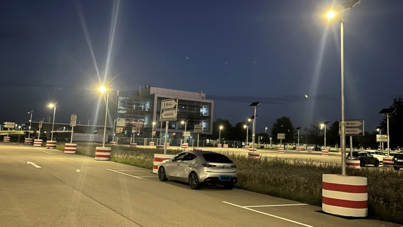 Autark, flexibel, sicher: Geo-Technik beleuchtet neuen Besucherparkplatz am Flughafen München mit moderner Solarlichttechnik
