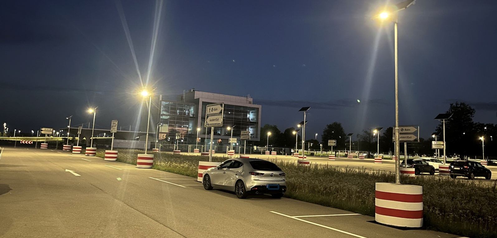 Autark, flexibel, sicher: Geo-Technik beleuchtet neuen Besucherparkplatz am Flughafen München mit moderner Solarlichttechnik