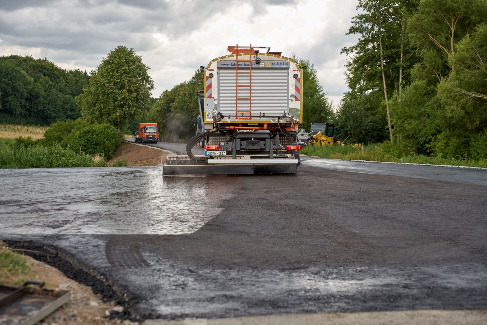 Fahrner Bauunternehmung – Bitumenvorspritzmaschine die viel mehr kann