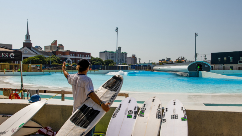 Riesiger Surfpark eröffnet in Virginia Beach