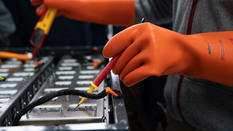 Mobility Academy macht Fachkräfte fit für Hochvolt-Technologie