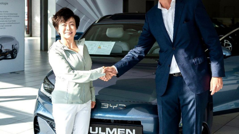 Stella Li, Vice President BYD, zu Besuch beim Autohaus Ulmen in Düsseldorf