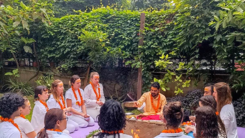 NEU: Hybrid-Yoga Teacher Training in Rishikesh, Indien