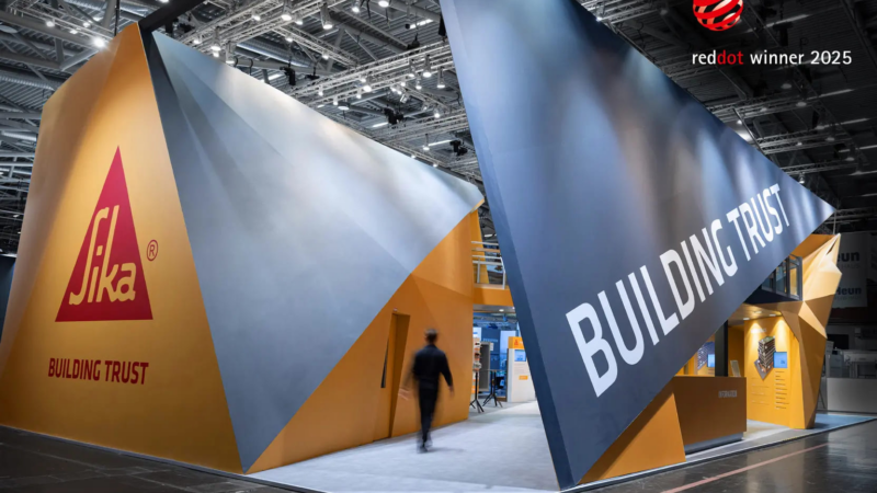 deka messebau gewinnt Red Dot Design Award 2025 für Standkonzept von Sika auf der BAU
