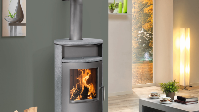 Kaminofen mit doppelter Wirkung: Atmosphäre im Raum, Wärme im ganzen Haus