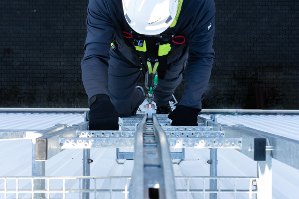 Mit KRAUSE aufs Dach – Sichere Steigsysteme und Absturzschutz ohne Kompromisse