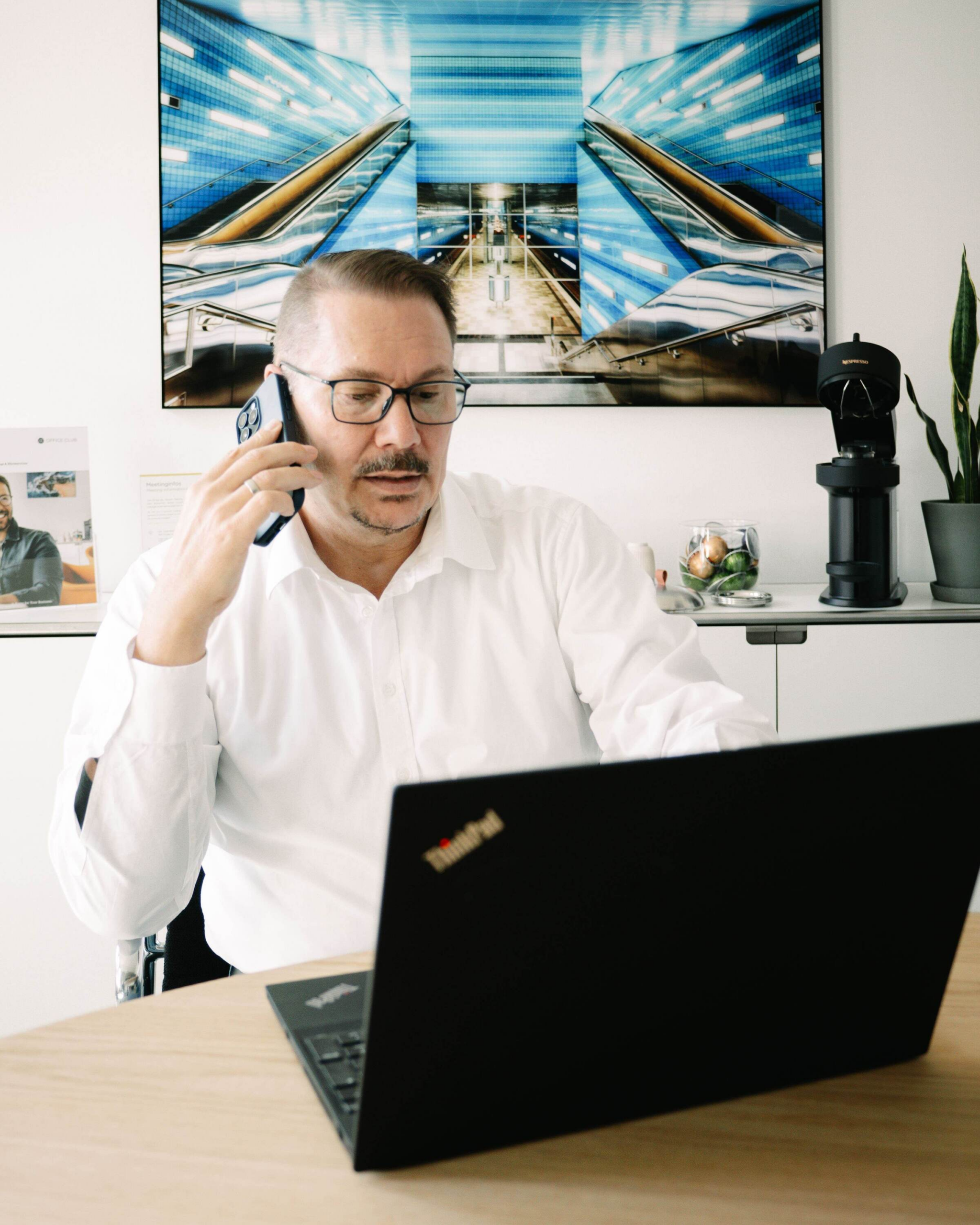 Zwei Tools, ein Ziel: Wie Pesbe den Kampf um LKW Fahrer gewinnt – mit Hirn, Herz und Handbuch