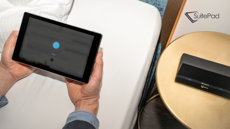 SuitePad präsentiert SuitePad AI: Neuer Hotel Voice Assisstent für besserenIn-Room Gästeservice
