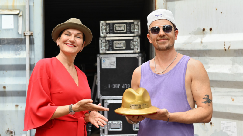 Jan Delay ist „Hutträger des Jahres 2025“ der Gemeinschaft Deutscher Hutfachgeschäfte GDH