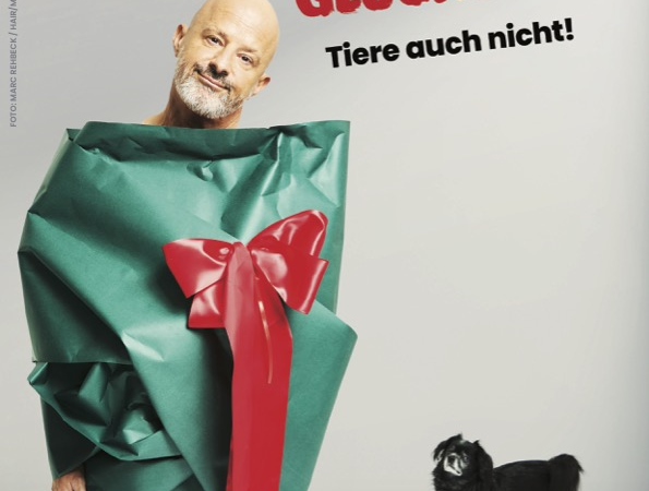 Verpackt als menschliches Geschenk: TV-Liebling Detlef Steves stellt neues PETA-Motiv vor – Tiere sind keine Weihnachtsgeschenke