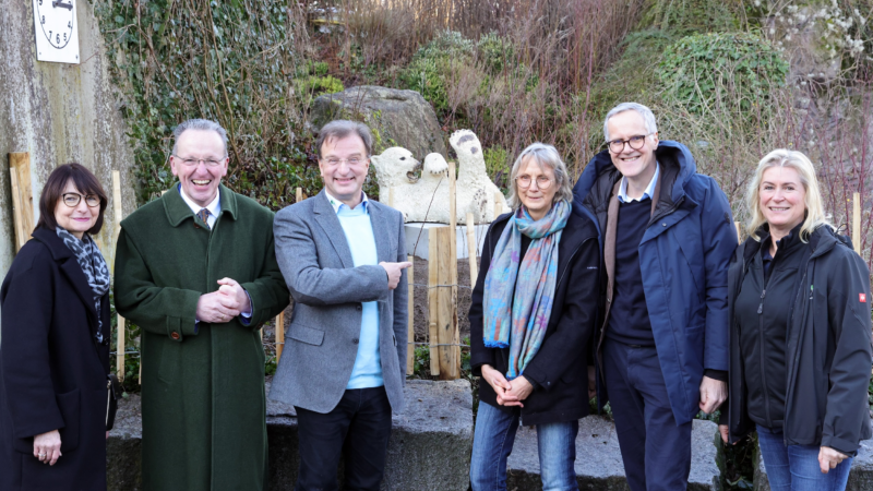 Eisbärenskulptur „Urs“ im   Zoo Karlsruhe enthüllt