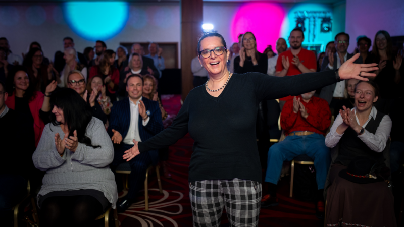 Schneewittchen neu interpretiert: Daniela Schinko begeistert beim Internationalen Speaker Slam