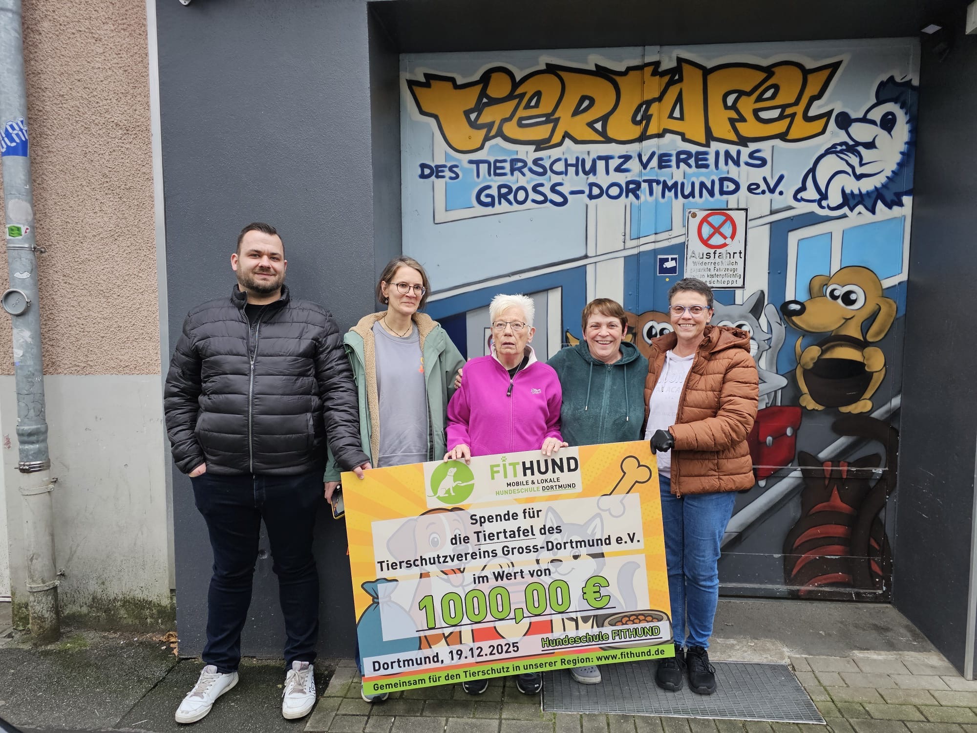 Hundeschule FitHund spendet an die Tiertafel Dortmund