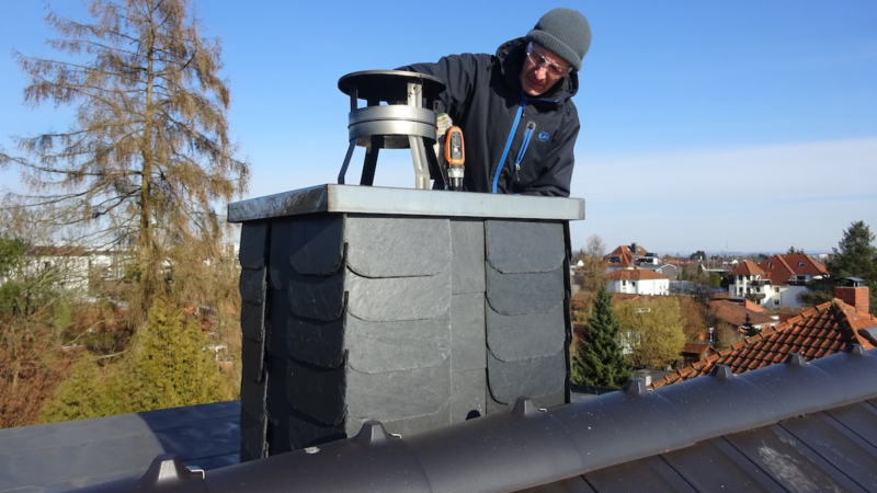 Gefährlich: Vogelnest auf dem Schornstein