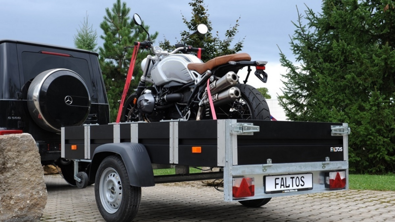 Innovative Systemlösung: FALTOS – der faltbare PKW-Anhänger jetzt mit Hochgestell und Plane