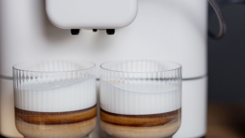 Cremeweiß mit Chilled-Brew-Funktion: Neuer Kaffeevollautomat von Nivona