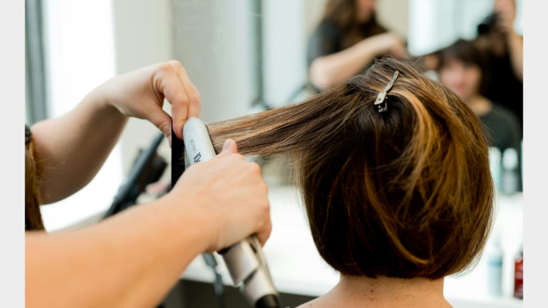 Schock beim Friseur: Lächeln, schweigen – oder ehrlich sein?