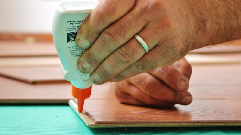 Fußboden neu, Knie kaputt: Vorsicht beim Heimwerken