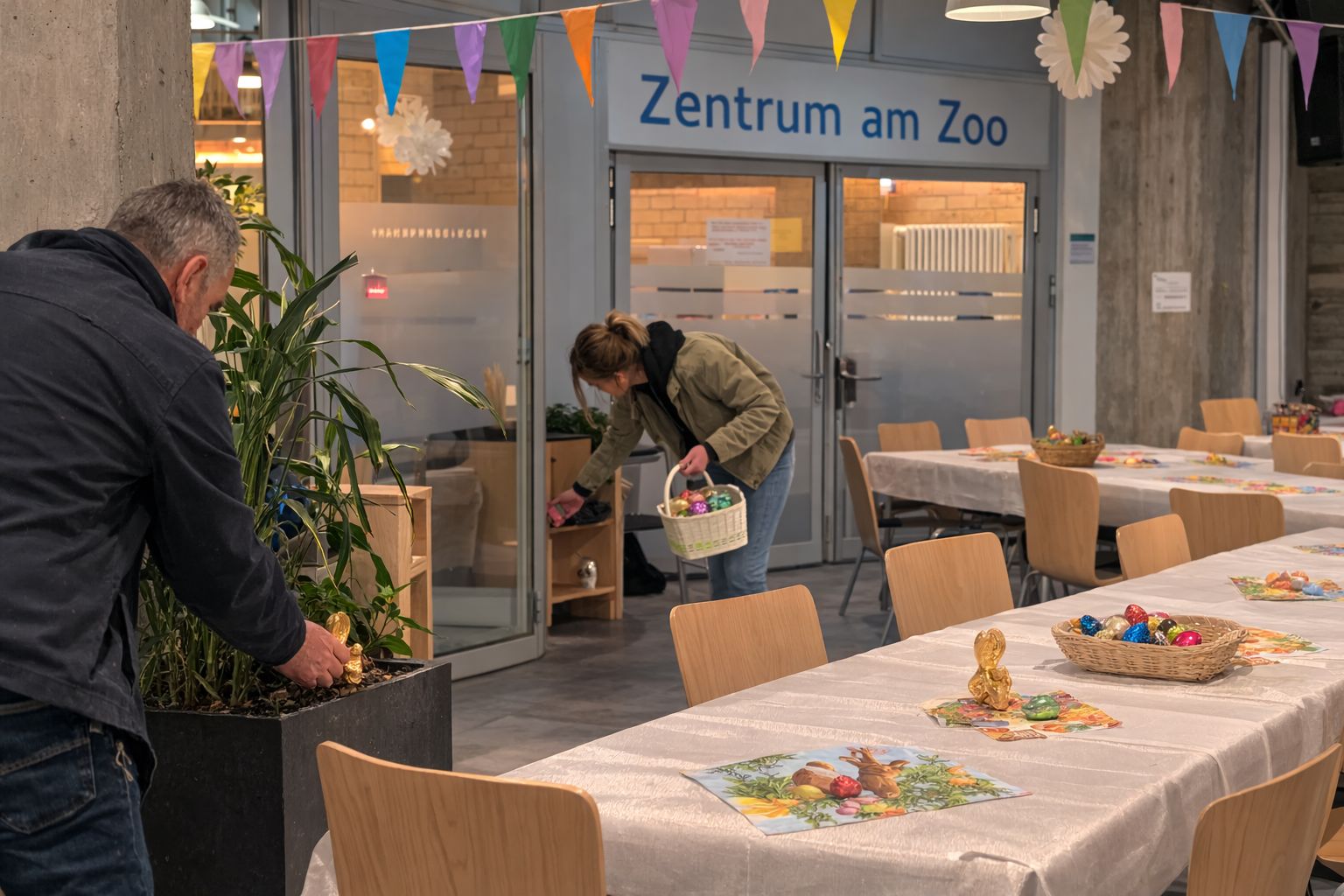 Ein Osterfest für die Ärmsten der Stadt: Dieter Padar lädt mit Schirmherr Ulli Zelle und Reality-Star Erik Sindermann 120 obdachlose Menschen ein