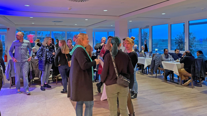 Herzliche Momente beim Ehemaligen Treffen am Weissenhäuser Strand