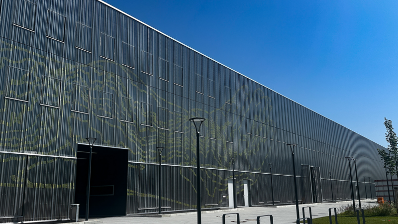 Präzision für die Kunst:   SCHÄFER Lochbleche fertigt Lochungen für Fassade des Zentraldepots Regensburg